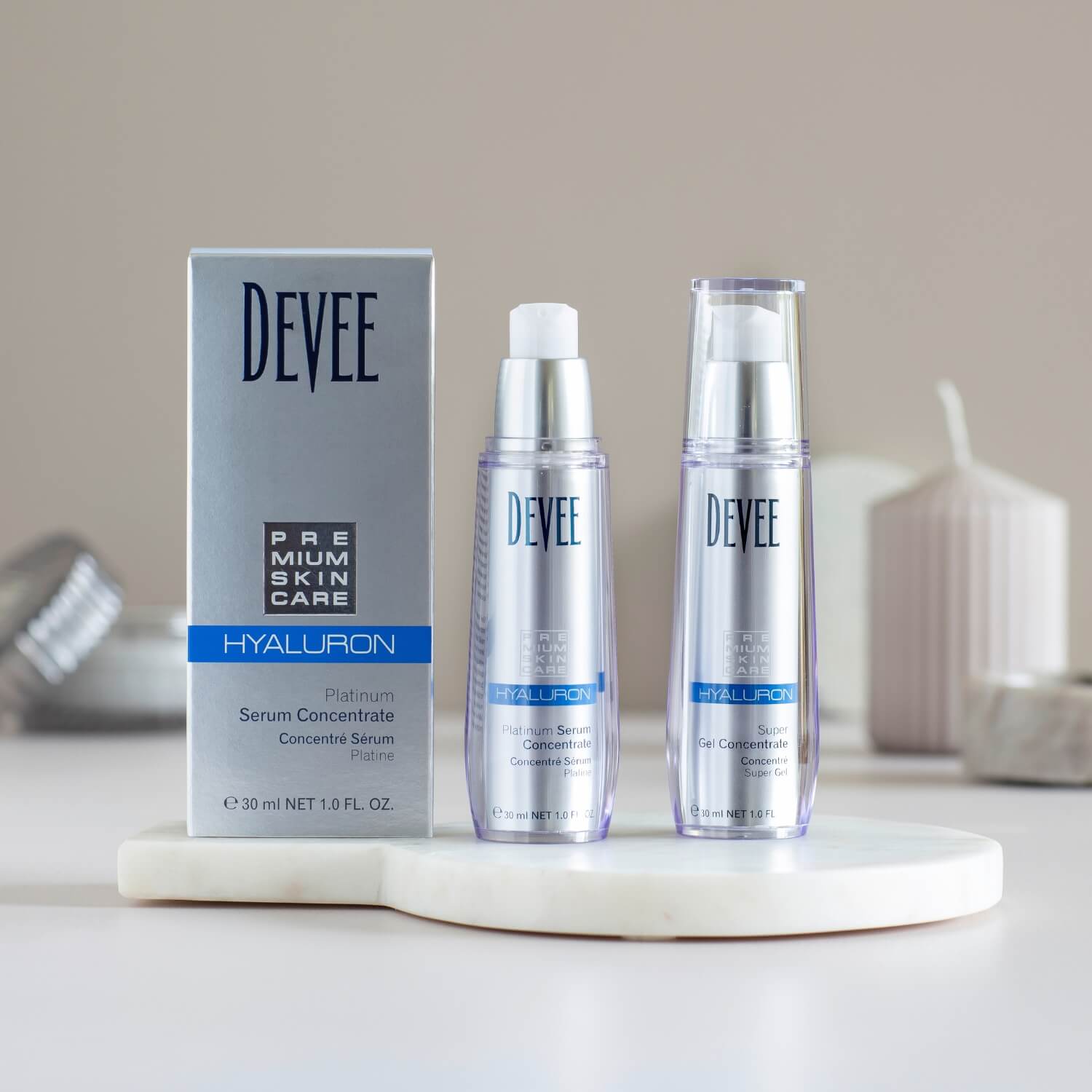 DEVEE Gesichtspflegeprodukte der Serie Hyaluron dekorativ arrangiert.