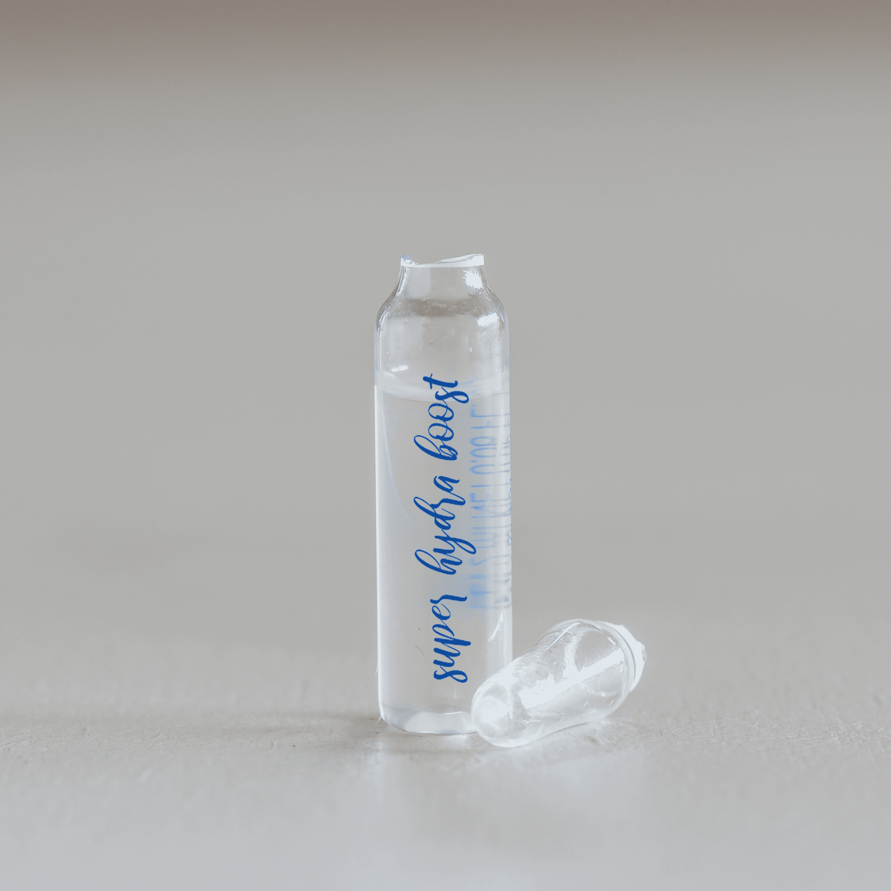 Aufgebrochene WELLMAXX concentrates super hydra boost Ampulle.