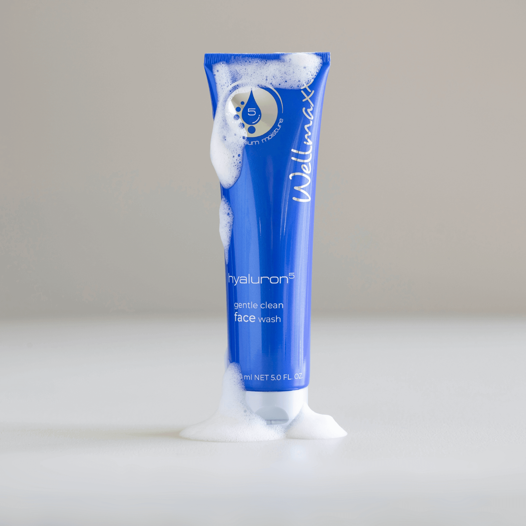 WELLMAXX hyaluron⁵ gentle clean face wash in blauer Tube mit Schaum auf der Tube.