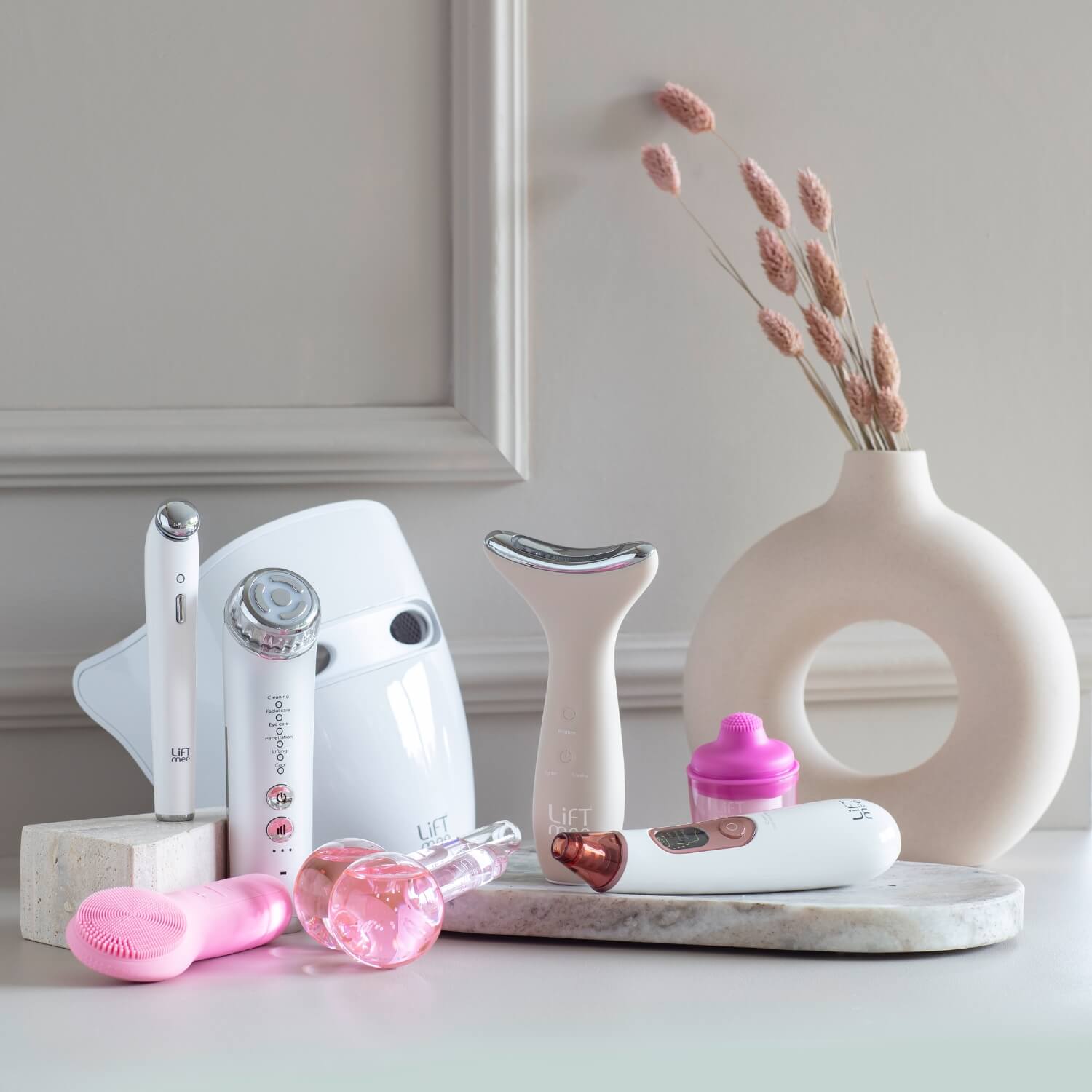 LiFTmee Produkte dekorativ arrangiert.