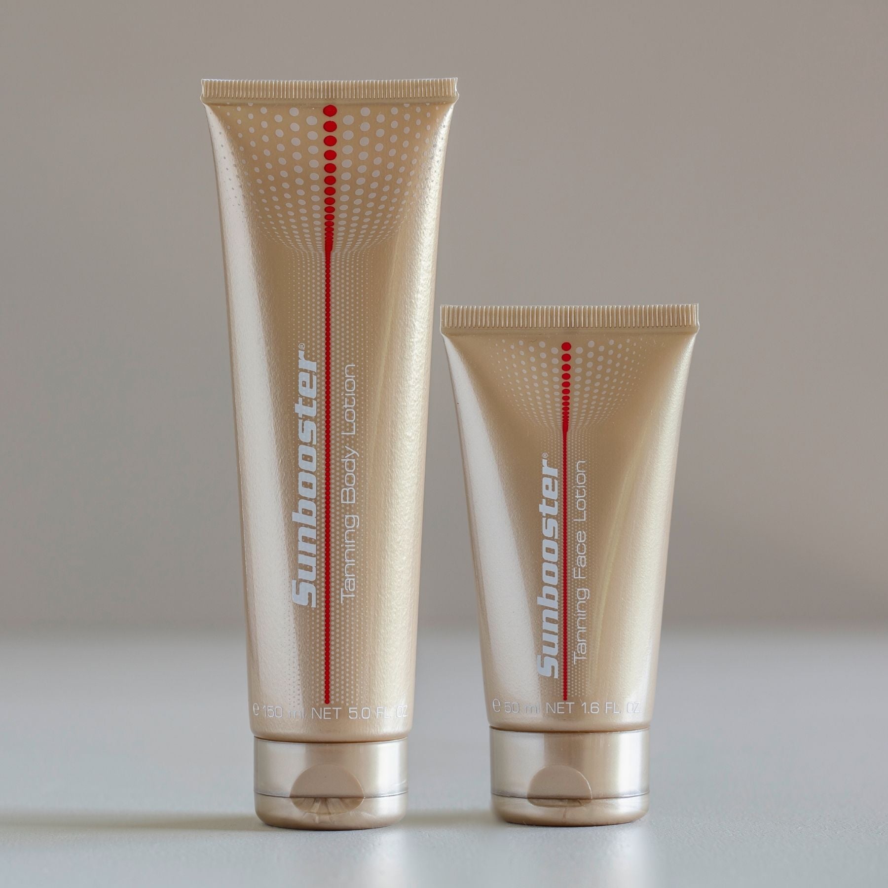 SUNBOOSTER Bundle bestehend aus Tanning Body Lotion und Tanning Face Lotion. Beide stehen nebeneinander vor einem beigen Hintergrund.
